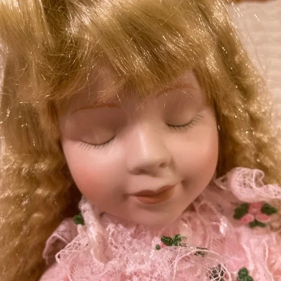 Vintage Praying Porcelain Girl Doll - Pink Gown, Kneeling, Rosary - Picture 11 of 13